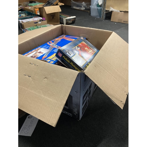 441 - A QUANTITY OF BOARD GAMES SOME NEW IN PACKAGING TO INCLUDE PINHOLE PHOTOGRAPHY,AN AIRFIX JUNKERS MOD... 