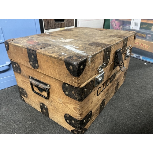 446 - A VINTAGE WOODEN CHEST CONTAINING A LARGE QUANTITY OF DIECAST VEHICLES,PLASTIC SOLDIERS ETC-DINKI,CO... 