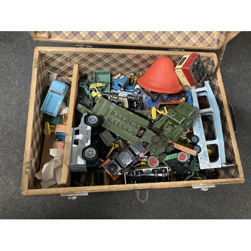 446 - A VINTAGE WOODEN CHEST CONTAINING A LARGE QUANTITY OF DIECAST VEHICLES,PLASTIC SOLDIERS ETC-DINKI,CO... 