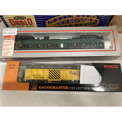 472 - A QUANTITY OF OO GAUGE MODEL RAILWAY ITEMS TO INCLUDE A VINTAGE HORNBY DUBLO D1 GIRDER BRIGE, LIMA M... 