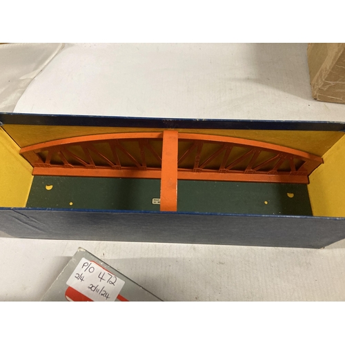 472 - A QUANTITY OF OO GAUGE MODEL RAILWAY ITEMS TO INCLUDE A VINTAGE HORNBY DUBLO D1 GIRDER BRIGE, LIMA M... 