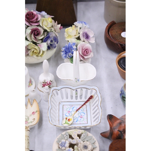 198 - A QUANTITY OF CERAMICS TO INCLUDE FLORAL POSIES, BLUSH IVORY SERVERS, BELLS, PIN TRAYS, TRINKET BOXE... 