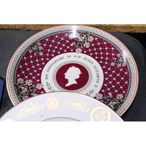 281 - FOUR CABINET PLATES TO INCLUDE TWO GREEK IZNIC STYLE AND TWO FEATURING THE LATE QUEEN