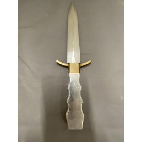 416 - A VINTAGE STILLETO KNIFE AND SCABBARD - 12 CM BLADE - LENGTH - 23 CM