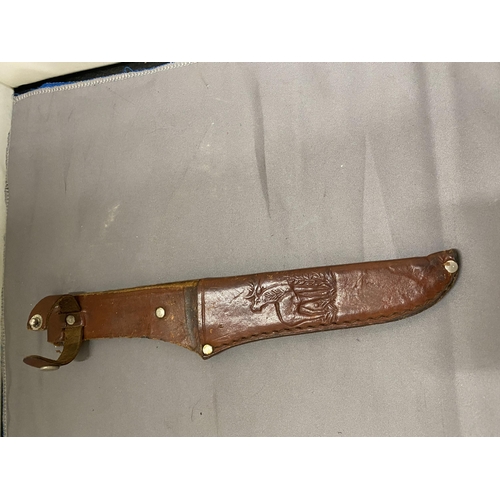 423 - A KNIFE AND LEATHER SCABBARD - 14.5 CM BLADE - HORN GRIP - LENGTH - 25.5 CM