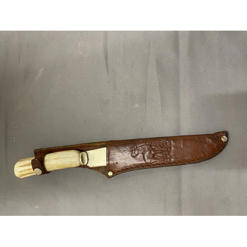 423 - A KNIFE AND LEATHER SCABBARD - 14.5 CM BLADE - HORN GRIP - LENGTH - 25.5 CM