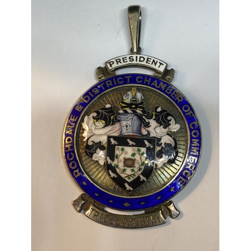 504 - A LARGE HALLMARKED BIRMINGHAM SILVER AND ENAMEL ROCHDALE AND DISTRICT CHAMBER OF COMMERCE TRADE AND ... 