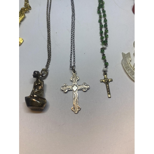 634 - VARIOUS ITEMS TO INCLUDE A MARKED SILVER NECKLACE WITH A DECORATIVE CROSS