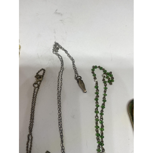 634 - VARIOUS ITEMS TO INCLUDE A MARKED SILVER NECKLACE WITH A DECORATIVE CROSS