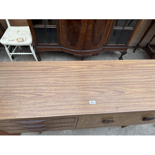 3072 - A RETRO TEAK EFFECT SIDEBOARD ENCLOSING THREE DRAWERS AND TWO CUPBOARDS, 54