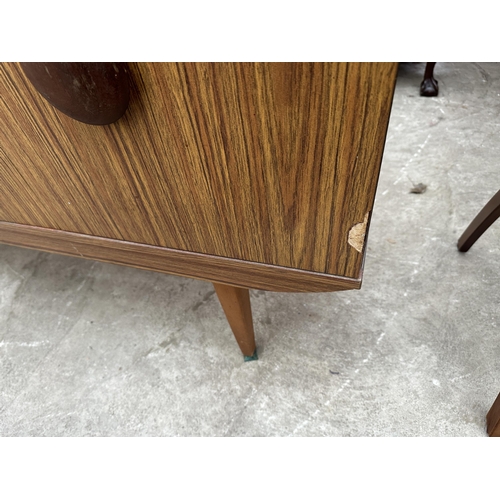 3072 - A RETRO TEAK EFFECT SIDEBOARD ENCLOSING THREE DRAWERS AND TWO CUPBOARDS, 54