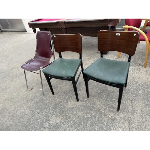 3098 - A PAIR OF RETRO DINING CHAIRS AND A LEATHER EFFECT CHAIR