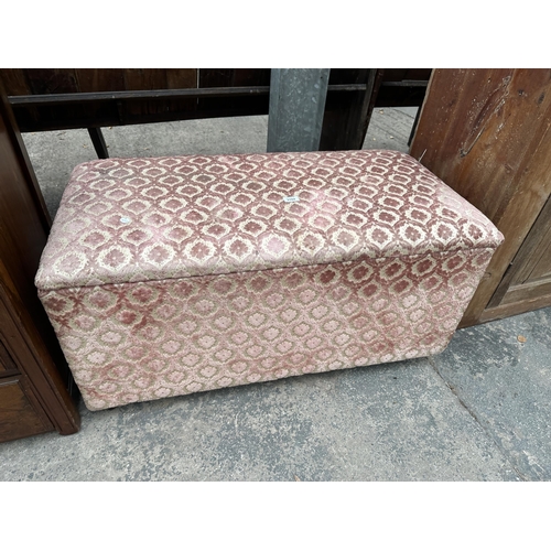 3102 - AN UPHOLSTERED OTTOMAN ON CASTORS 41