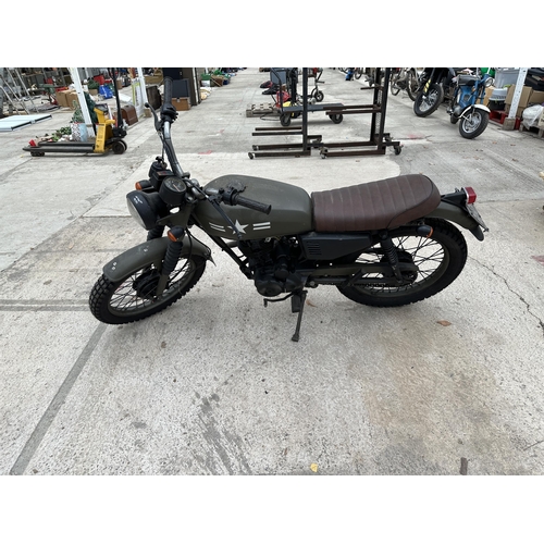 170 - A VINTAGE 1978 HONDA 125 MOTORCYCLE WITH MILITARY STYLE DECALS, WITH V5C, NO KEYS - BELIEVED IN WORK... 