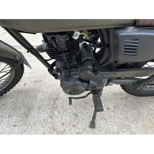 170 - A VINTAGE 1978 HONDA 125 MOTORCYCLE WITH MILITARY STYLE DECALS, WITH V5C, NO KEYS - BELIEVED IN WORK... 