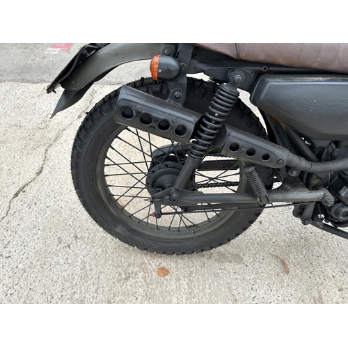 170 - A VINTAGE 1978 HONDA 125 MOTORCYCLE WITH MILITARY STYLE DECALS, WITH V5C, NO KEYS - BELIEVED IN WORK... 