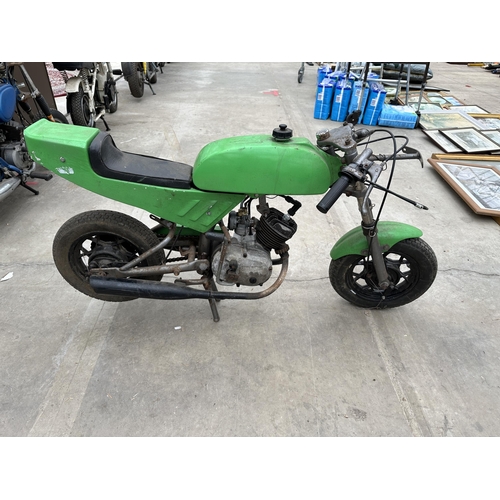 178 - A VINTAGE GILERA MINI MOTORCYCLE WITH  KAWASAKI DECALS, TWO EXHAUSTS, WHEEL HUB DIAMETER 21.5 CM NO ... 