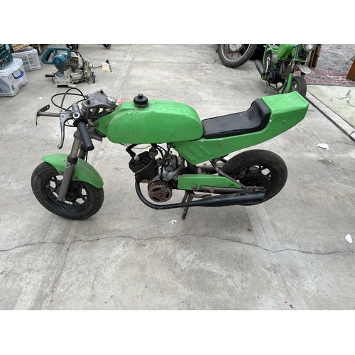 178 - A VINTAGE GILERA MINI MOTORCYCLE WITH  KAWASAKI DECALS, TWO EXHAUSTS, WHEEL HUB DIAMETER 21.5 CM NO ... 