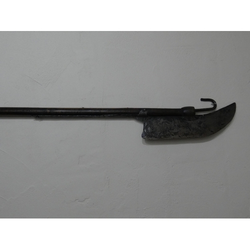 301 - A VINTAGE SUBSTANTIAL WOODEN SHAFTED MEDIEVAL STYLE BILLHOOK AXE, LENGTH 185CM