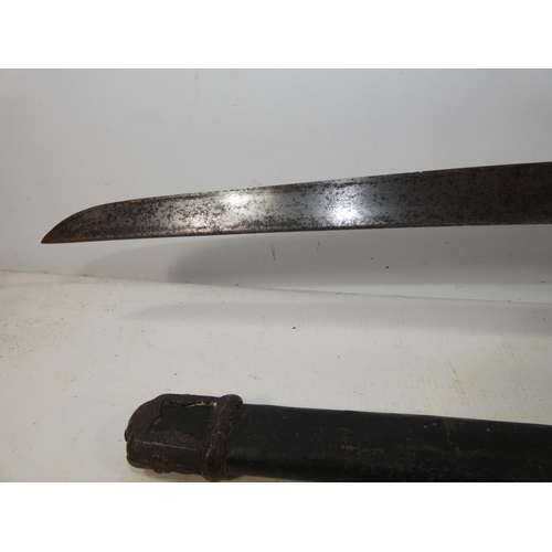 303 - A WORLD WAR II JAPANESE OFFICERS SWORD AND SCABBARD, 66CM BLADE, LENGTH 98CM