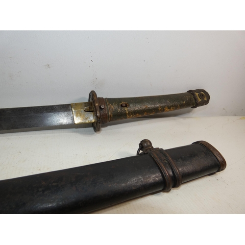 303 - A WORLD WAR II JAPANESE OFFICERS SWORD AND SCABBARD, 66CM BLADE, LENGTH 98CM