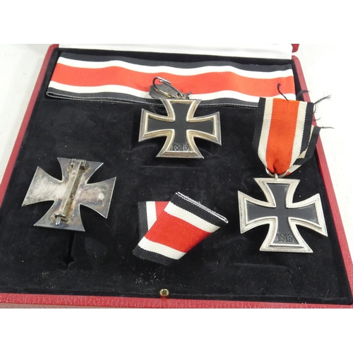 313 - A REENACTOR'S CASED SET OF NAZI GERMANY IRON CROSS MEDALS