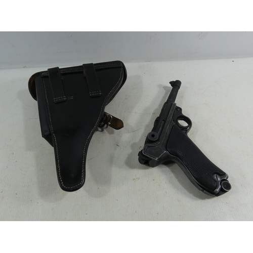 323 - A NON FIRING PARABELLUM LUGER PISTOL AND LEATHER HOLSTER, 9CM BARREL, LENGTH 21CM