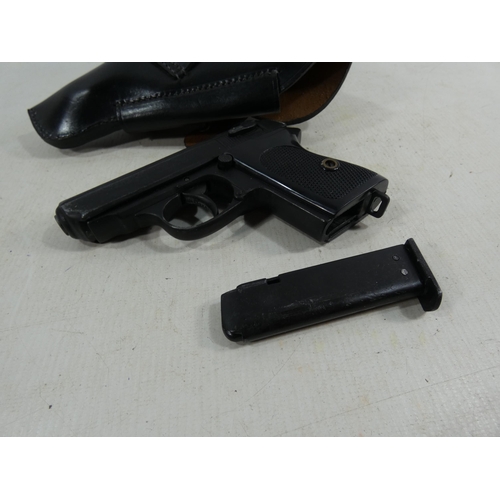 326 - A NON FIRING GERMAN POLIZEI PISTOL AND LEATHER HOLSTER, 5CM BARREL, LENGTH 15CM