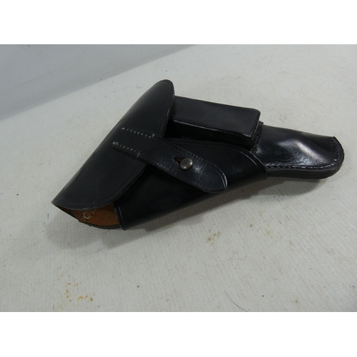 326 - A NON FIRING GERMAN POLIZEI PISTOL AND LEATHER HOLSTER, 5CM BARREL, LENGTH 15CM