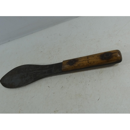 333 - AN UNUSUAL VINTAGE PALM SHAPED KNIFE, 24.5CM BLADE, WOODEN GRIP, LENGTH 39CM