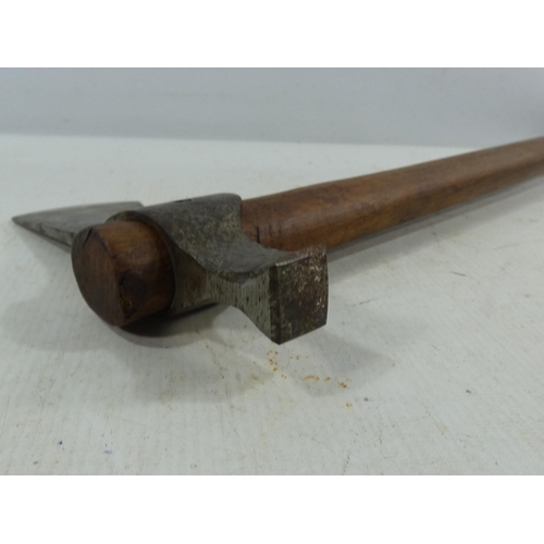 334 - A VINTAGE BOARDING TYPE AXE, LENGTH 44CM