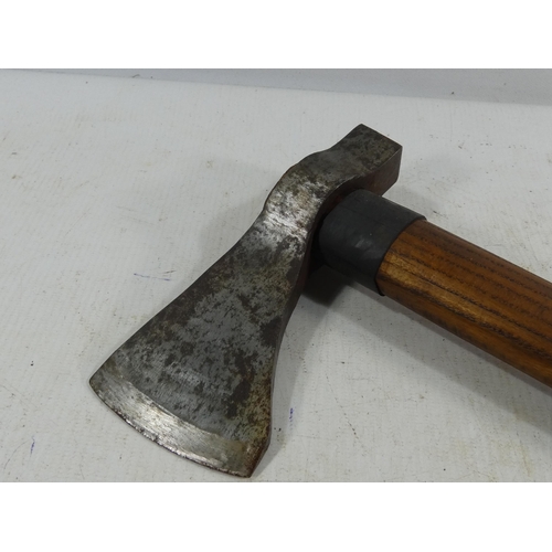 337 - A VINTAGE BOARDING TYPE AXE, LENGTH 40CM