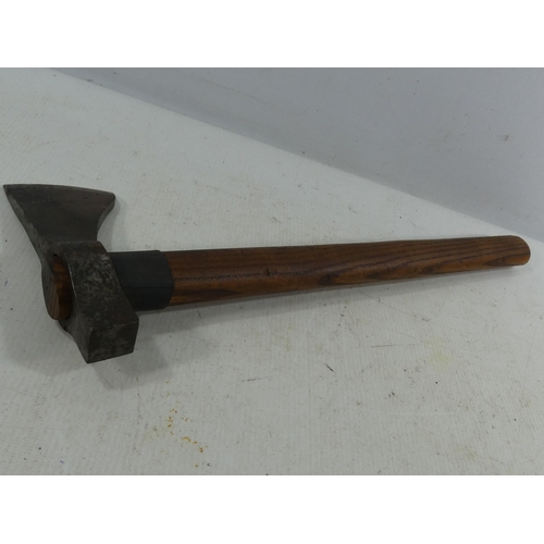 337 - A VINTAGE BOARDING TYPE AXE, LENGTH 40CM