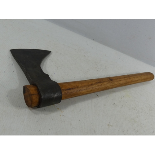 338 - A VINTAGE AXE, LENGTH 38CM