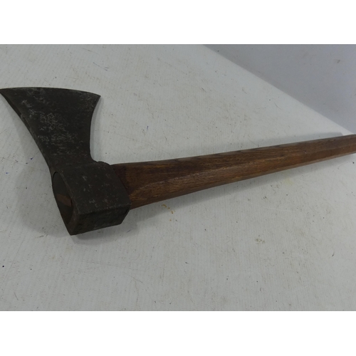 340 - A VINTAGE BOARDING TYPE AXE, LENGTH 48.5CM