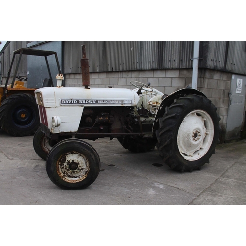 204 - A DAVID BROWN SELECTAMATIC 800 TRACTOR BELIEVED TO BE A GOOD RUNNER BUT REQUIRES A BATTERY, NO LOG B... 