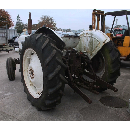 204 - A DAVID BROWN SELECTAMATIC 800 TRACTOR BELIEVED TO BE A GOOD RUNNER BUT REQUIRES A BATTERY, NO LOG B... 