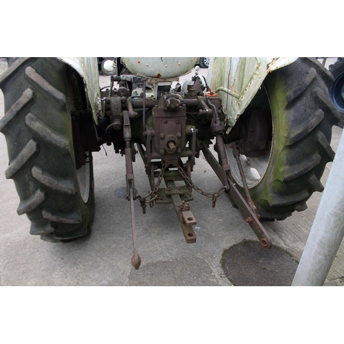 204 - A DAVID BROWN SELECTAMATIC 800 TRACTOR BELIEVED TO BE A GOOD RUNNER BUT REQUIRES A BATTERY, NO LOG B... 