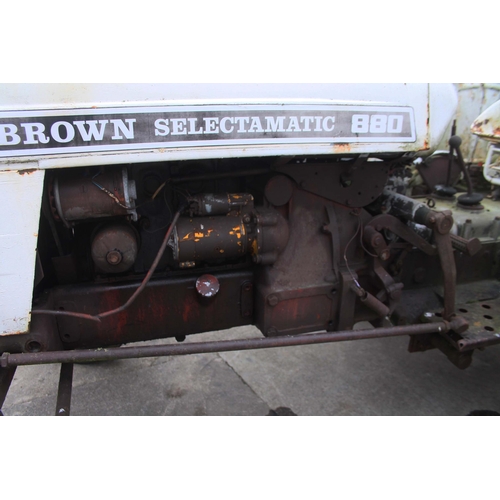 204 - A DAVID BROWN SELECTAMATIC 800 TRACTOR BELIEVED TO BE A GOOD RUNNER BUT REQUIRES A BATTERY, NO LOG B... 