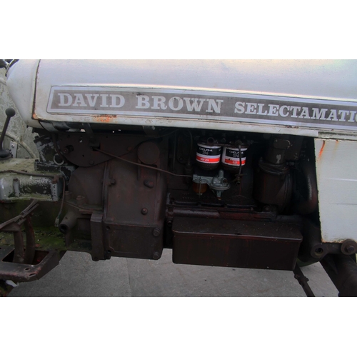 204 - A DAVID BROWN SELECTAMATIC 800 TRACTOR BELIEVED TO BE A GOOD RUNNER BUT REQUIRES A BATTERY, NO LOG B... 