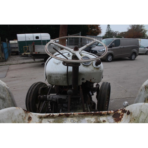 204 - A DAVID BROWN SELECTAMATIC 800 TRACTOR BELIEVED TO BE A GOOD RUNNER BUT REQUIRES A BATTERY, NO LOG B... 