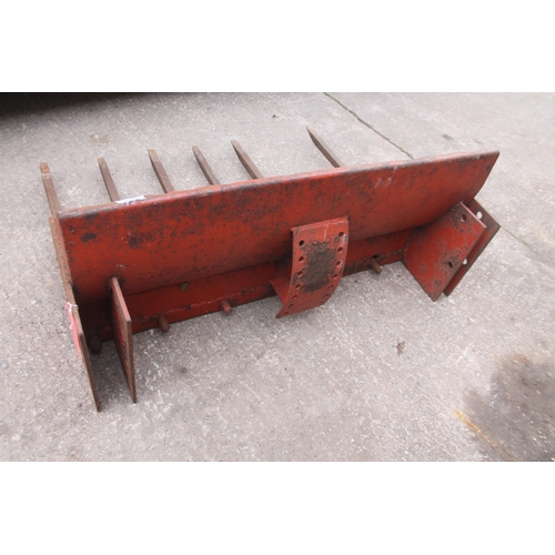 250 - A FRONT END LOADER 3.5FT MUCK FORK NO VAT