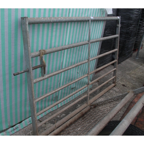 266 - A 6FT GLVANISED METAL 7 BAR FIELD GATE + VAT