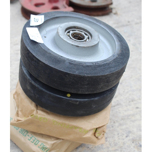 497 - 4 CAST IRON WHEELS NO VAT