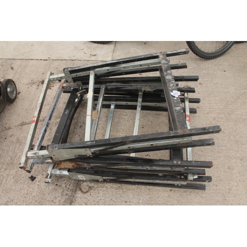 613 - 4 TRESTLES  NO  VAT