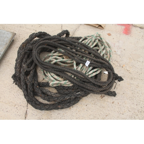 644 - GREEN DASHED MULTI STRAND CLIMBING ROPE  NO  VAT