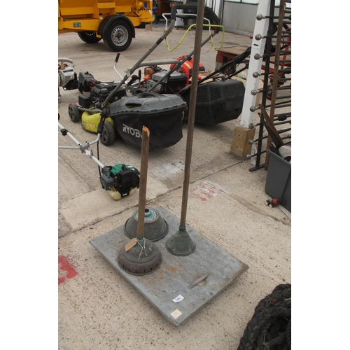 645 - MANHOLE COVER AND 3 PLUNGERS  + VAT