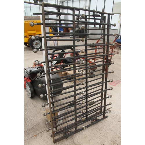 647A - SMALL PAIR OF GATES NO VAT