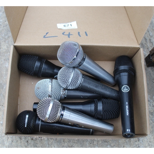 671 - 8 BUNDLE OF UNTESTED MICROPHONES  + VAT