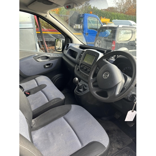 195 - VAUXHALL VIVARO SILVER 5 DOOR MANUAL MT15KGO FIRST REG 2015 121161 MILES MOT 31/03/25 1 KEY NO  VAT ... 